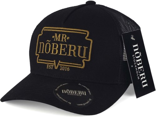Eine schwarze Trucker-Mütze mit goldener Stickerei und Logo, mit Anhänger an der Seite.