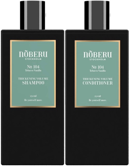 Zwei schwarze Flaschen mit Etiketten für Shampoo und Conditioner, beide mit ähnlichem Design und schwarzen Kappen.