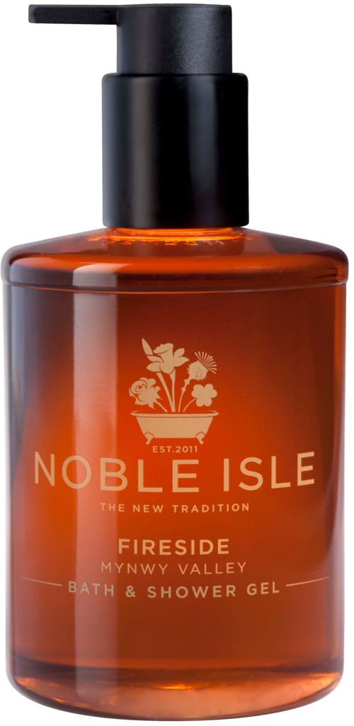 Eine braun-orange Kunststoffflasche mit schwarzem Pumpkopf, beschriftet mit 'Noble Isle Fireside Bath & Shower Gel.'