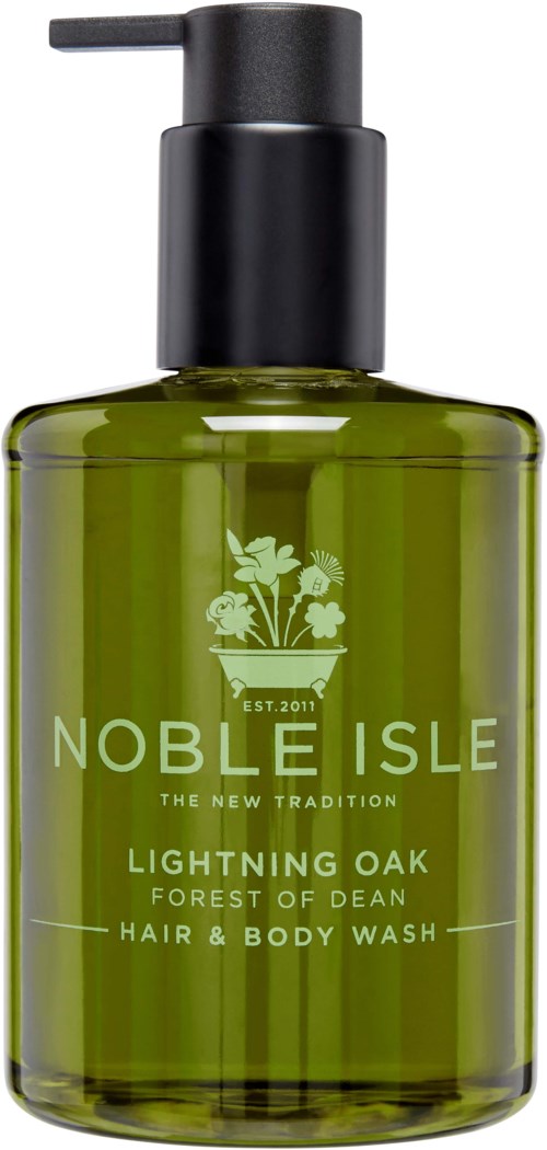 Eine grüne Flasche mit schwarzem Pumpkopf enthält Noble Isle Lightning Oak Haar- und Körperwaschmittel, mit minimalistischer Etikett.