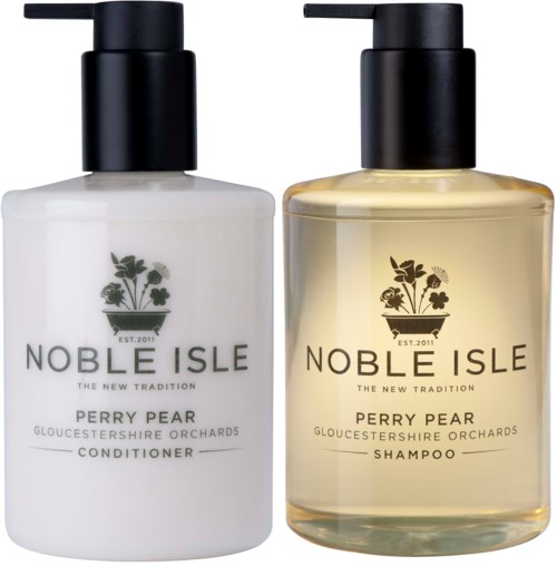 Zwei Noble Isle Flaschen: Conditioner und Shampoo, mit schwarzen Pumpen, weiße und gelbe Flüssigkeiten, Pflanzenlogo, auf weißem Hintergrund.