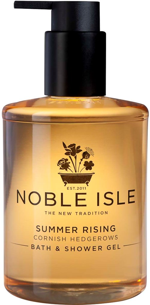 Ein durchsichtig gelber Badegel in einer transparenten Flasche mit schwarzem Pumpkopf, beschriftet "Noble Isle Summer Rising".