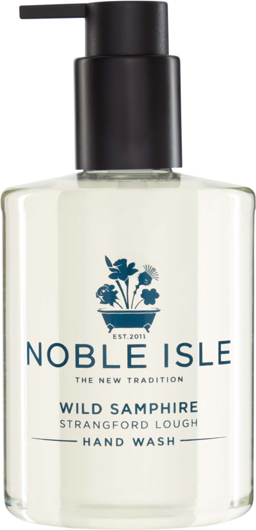 Eine klare Flasche mit schwarzem Pump, beschriftet 'Noble Isle Wild Samphire Hand Wash' in blauer Schrift.