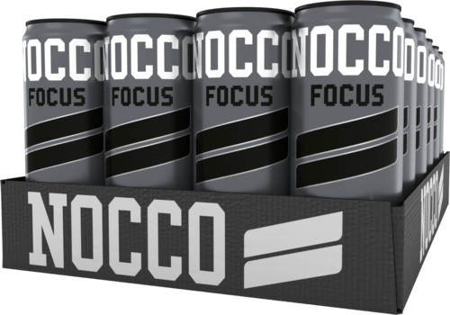 En display med svarta och grå burkar märkta 'NOCCO' och 'FOCUS' i en stång.