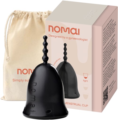 Menstruationskapsel in Schwarz, mit einer beigen Stofftasche und rosa und weißen Verpackung.