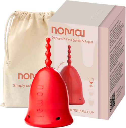 Ein roter Menstruationscup mit lang, strukturierter Stiel, zusammen mit einer passenden beige Aufbewahrungstasche und Box.