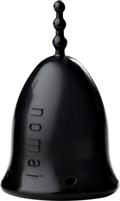 Eine schwarze Glocke mit dem Wort 'now' darauf, hängt mit einer runden Spitze und einem kleinen Loch unten.