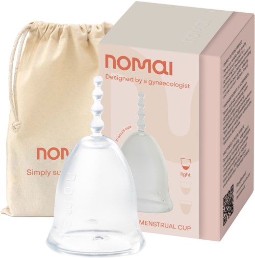 Eine Menstruationstasse, Verpackungsbox und Stoffbeutel sind zu sehen, wobei die Tasse klar und glockenförmig ist.