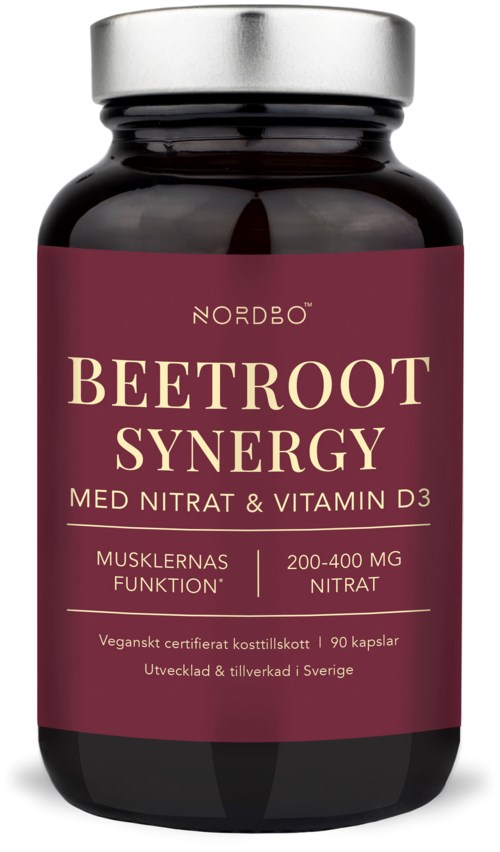 En mørk flaske med en lilla etikett som sier Beetroot Synergy, inneholder nitrat og vitamin D3, og er produsert i Sverige.