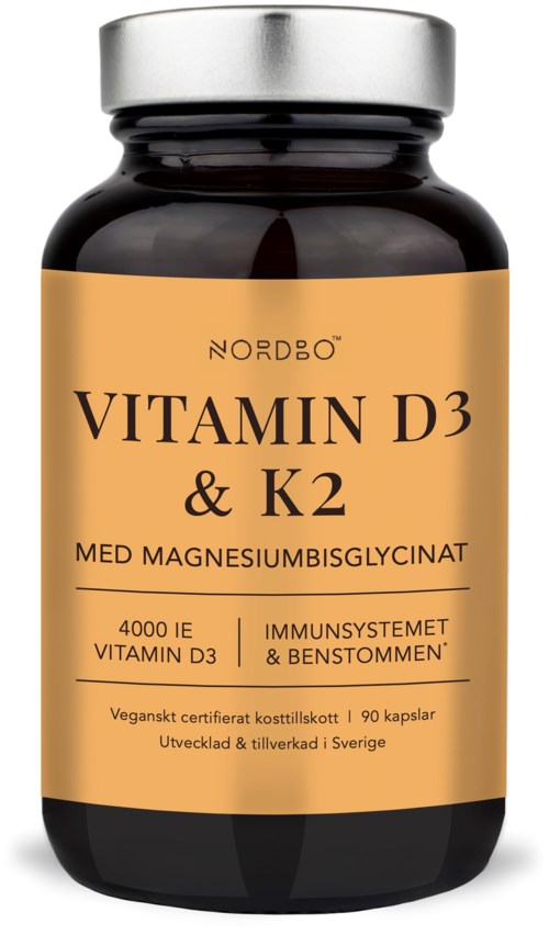 En flaska märkt med information om D3- och K2-vitamintillskott, tillverkad i Sverige, med 90 kapslar.