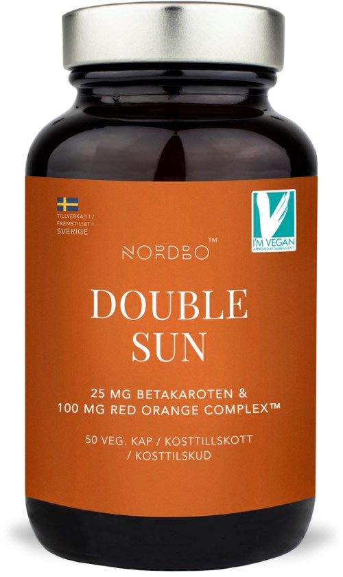 En brun kosttillskottsflaska med orange etikett. Den har ett silverlock och nämner sol, vitaminer och en vegansk logga.
