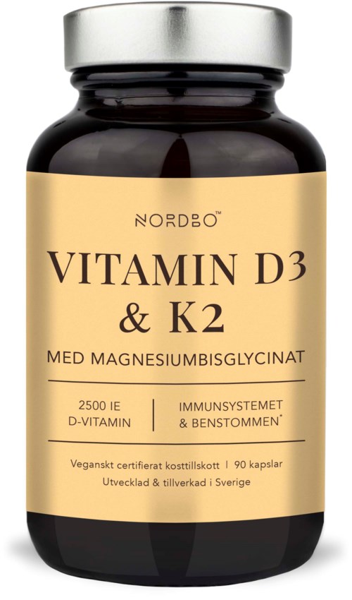 En flaske med vitamin D3 & K2-tilskudd med magnesium, fra NOOBO, med svart og beige etikett.