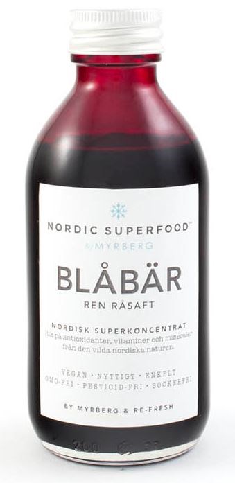 Red bottle with a white label labeled 'Blåbær' and text about superfood and ingredients.