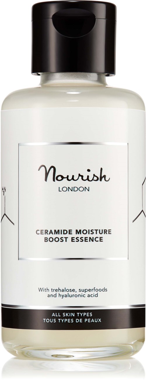 Eine weiße Flasche mit schwarzem Deckel, gekennzeichnet 'Nourish London' und beschreibt Ceramide Feuchtigkeits-Boost-Essenz für alle Hauttypen.