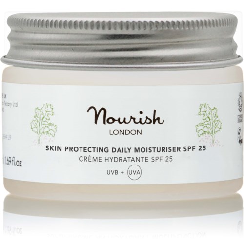 Ein weißer Behälter von Nourish London Hautcreme mit grünen Illustrationen, gekennzeichnet mit SPF 25 für den täglichen Gebrauch.