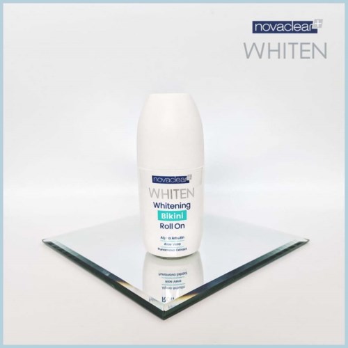 Eine weiße Flasche mit der Aufschrift 'novaclear WHITEN Whitening Bikini Roll On' steht auf einer spiegelnden Oberfläche.