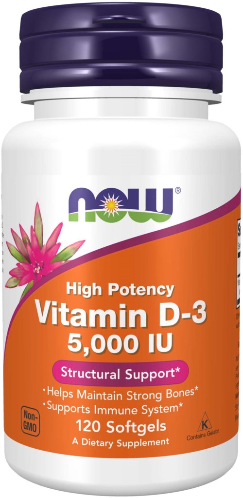 Flaske med vitamin D3-tilskudd med oransje etikett, lilla lokk og rosa blomst.