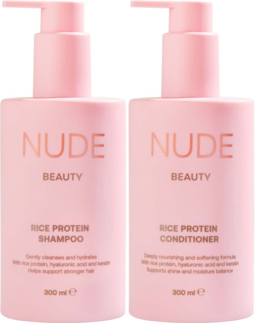 Två rosa flaskor, en för schampo och en för balsam, med pump, märkta Nude Beauty, risprotein.