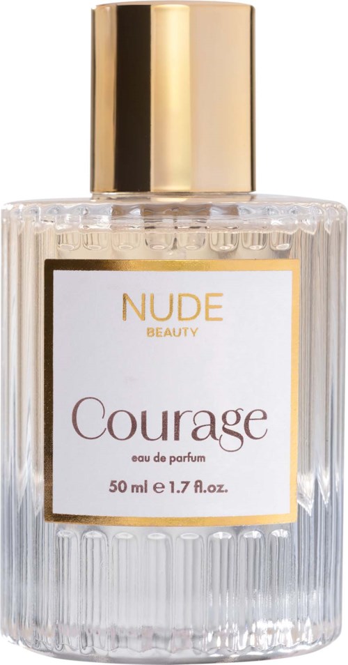 En parfymeflaske med gullhette, klart ribbet glass, og en hvit etikett med teksten 'NUDE BEAUTY Courage'.