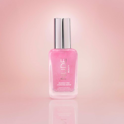 Pinkfarbene Serumflasche mit silberner Kappe, mit der Aufschrift "HYDRATING SERUM" von BLUDE. Schlichtes und elegantes Design.