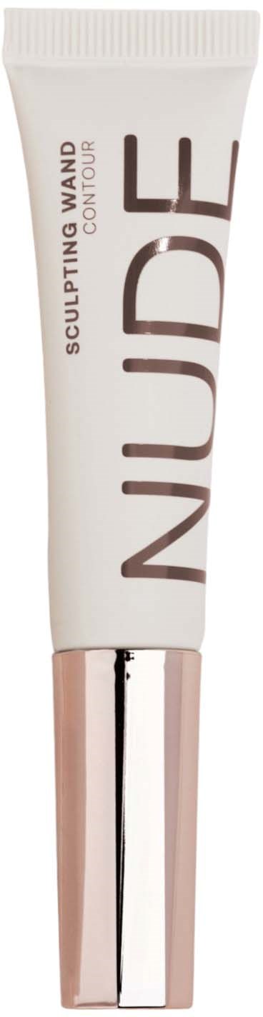 Een witte tube met roségouden dop, gelabeld 'NUDE' en 'Sculpting Wand Contour'.