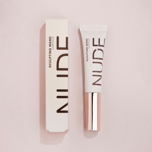 Een witte tube met 'NUDE' erop en een bijpassend doosje, beide voor lichaamsvormen en contouring.