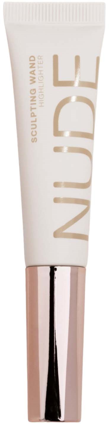 En tube av NUDÉ Sculpting Wand med beige og sølvdesign. Det er et skjønnhetsprodukt for hud og ansikt.
