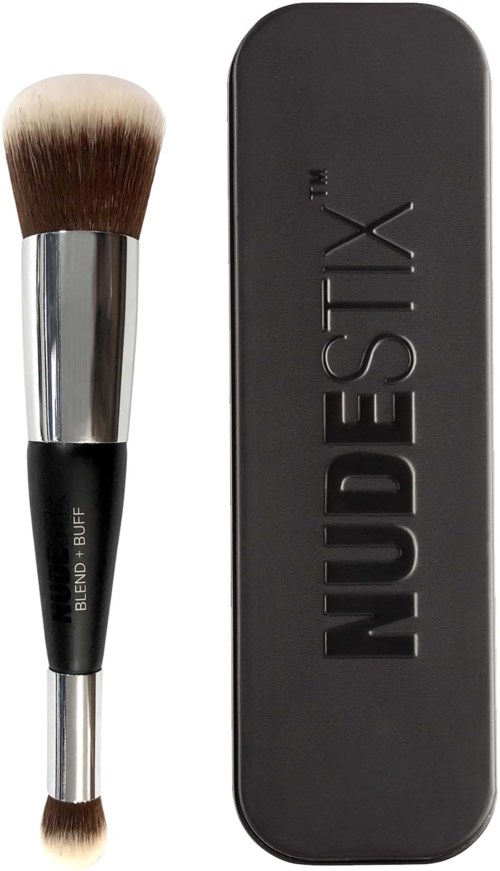 Een make-upkwast en een zwarte doos met de merknaam 'NUDESTIX' erop.