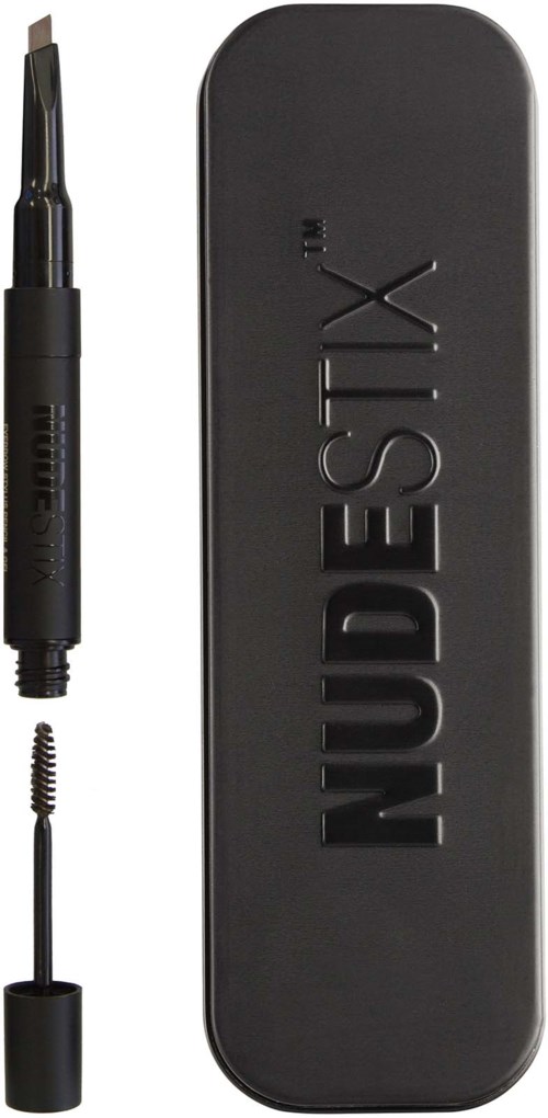 Een zwarte tattoo-pen met dop, een reinigingsborstel en een grote zwarte case met 'NUDESTIX' erop.