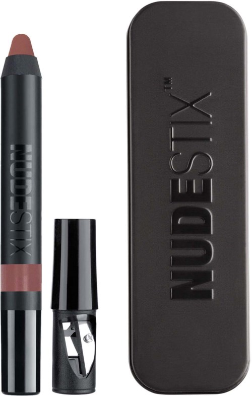 Ein Tattoo-Korrekturstift, dessen Deckel und eine schwarze Dose mit 'NUDESIX™' darauf.