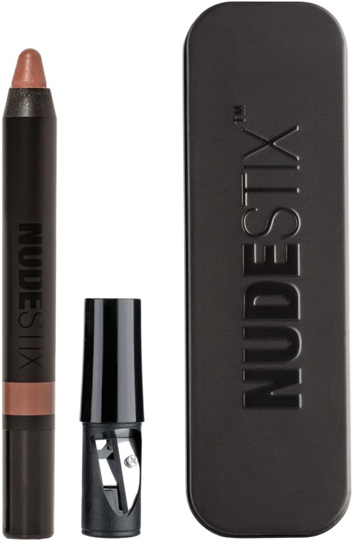 Ein Kosmetikprodukt mit einem Pencil, einem Spitzer und einer schwarzen Dose, alle mit NUDESIX beschriftet.
