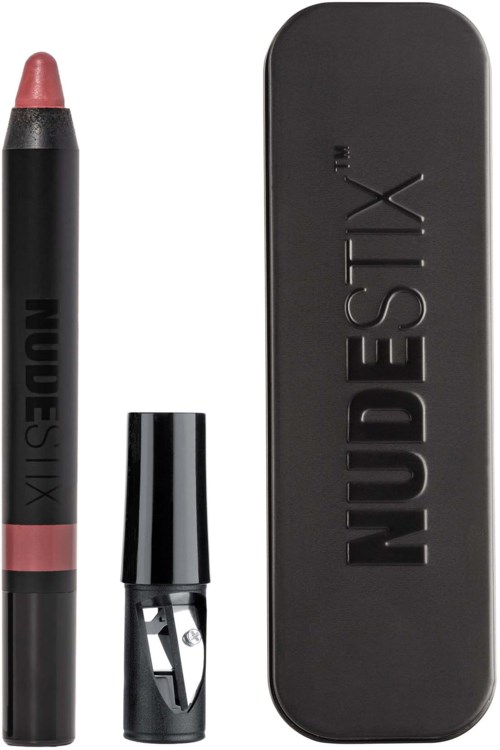Ein Lippenstiftstift, ein Anspitzer und eine schwarze Dose mit 'NASTIX' geschrieben.