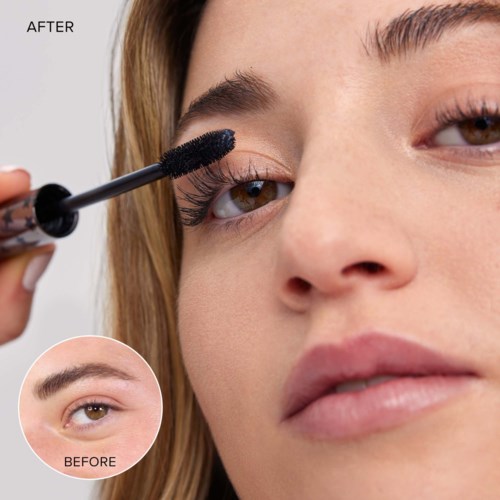 Een vrouw brengt mascara aan op haar wimpers, toont een duidelijke voor- en na vergelijking van haar oogmakeup.