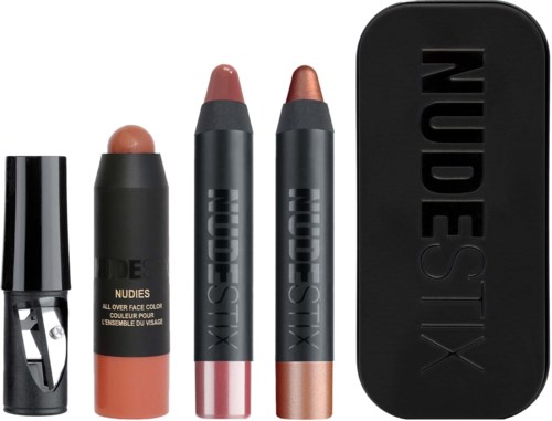 Drie make-upstiften en een zwart doosje met 'NUDE' erop.