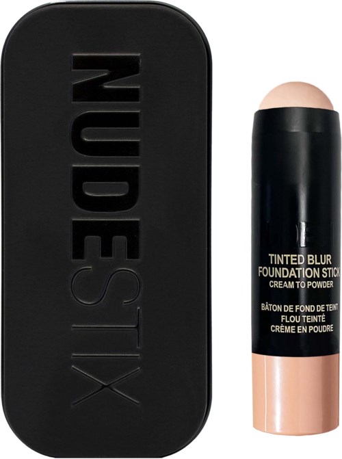 Een zwart rechthoekig kistje met "NUDESIX" geschreven verticaal, en een cilindrische fles met getinte blush-foundation-stift.