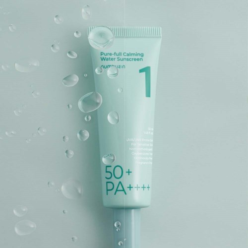 Een lichtblauwe tubes zonnebrandcrème met waterdruppels, toont SPF 50+ en PA+++.