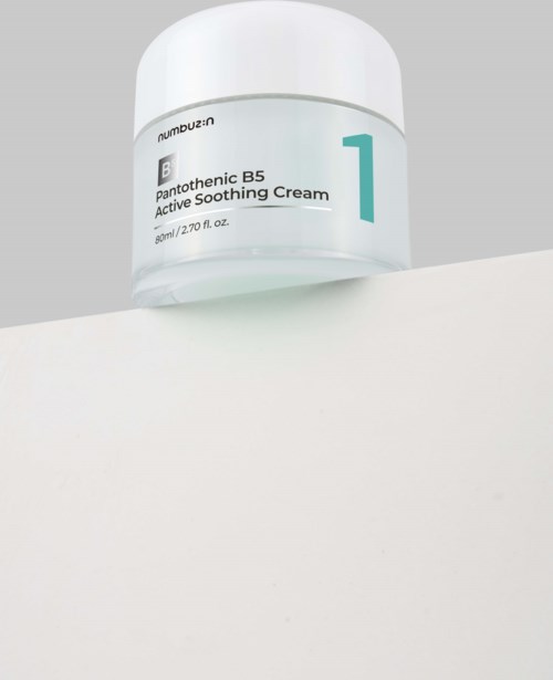 Een witte pot met het label 'Pantothenic B5 Active Soothing Cream' met blauwe en zwarte tekst, geplaatst op een witte ondergrond.
