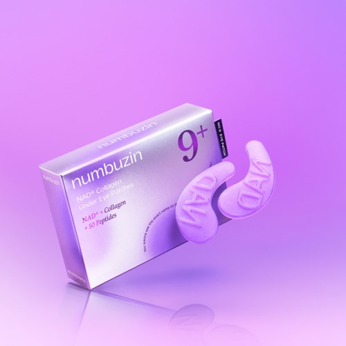 Flessen van Numbuzin 9+ huidverzorging of supplement met paarse doppen en een paarse doos op pastelachtergrond.