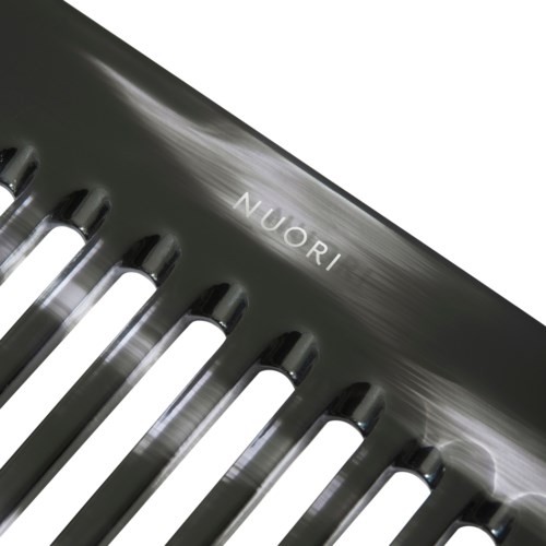Eine schwarze Haarbürste mit silberfarbenen Borsten und dem Wort "NUORI".