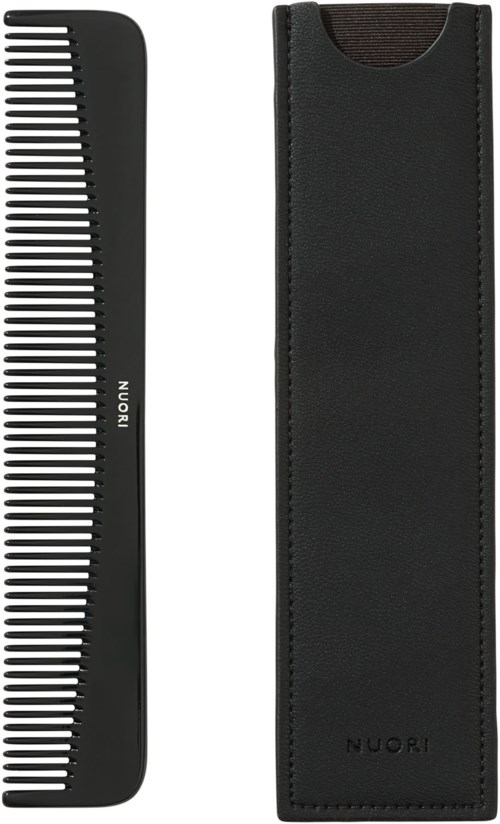 Ein schwarzer Kamm mit weißen Zähnen und ein schwarzer Etui mit dem Markennamen NUORI.