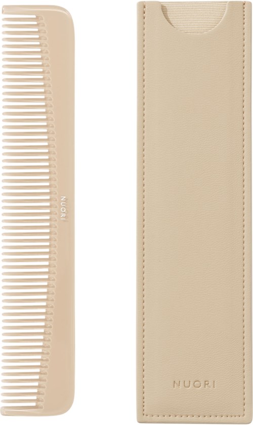Ein beiger Haarkamm mit breiten und schmalen Zähnen und einer passenden beige Hülle mit 'NUORI' geschrieben.