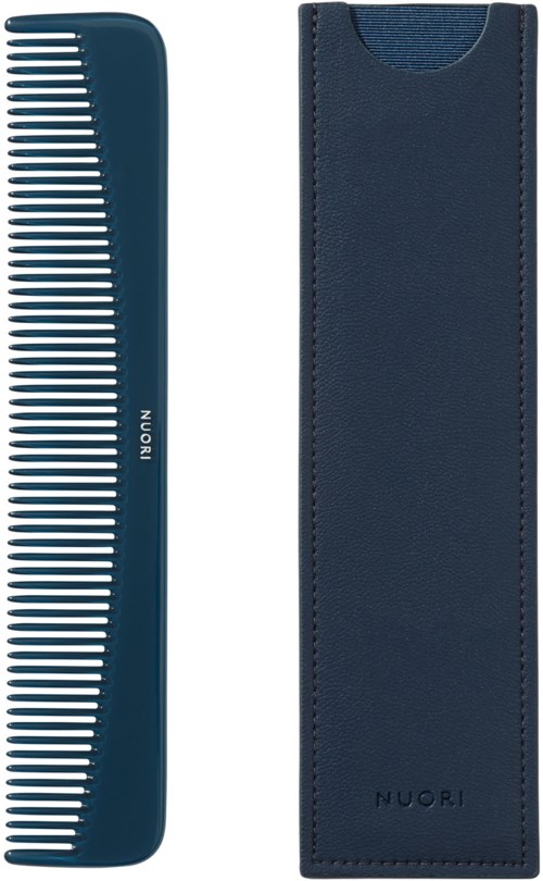 Ein blauer Kamm neben einem passenden blauen Etui mit der Aufschrift 'NUORI'.