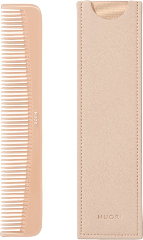 Ein hellrosa Kamm mit langem Griff und passendem rechteckigem Etui in Rosa. "NUORI" steht auf beiden Produkten.