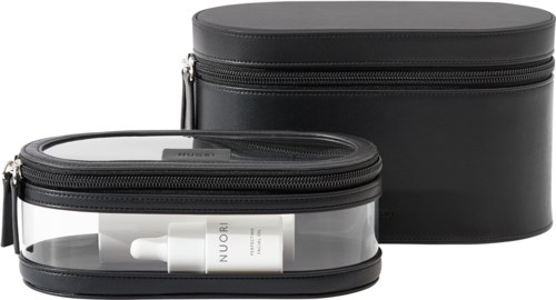 Zwei schwarze Reisezubehörtaschen, eine größere und eine kleinere, mit durchsichtigem Bereich, der eine weiße Hautpflegeflasche zeigt.
