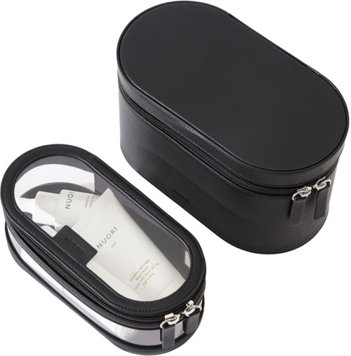 Eine schwarze ovale Kulturtasche mit Reißverschluss, mit und ohne durchsichtigem Cover, enthält Hygieneartikel.