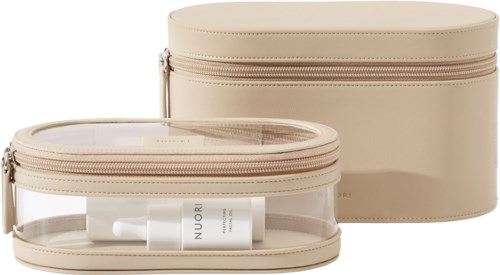 Beige, ovale Hautpflegebox mit durchsichtigem Deckel, der eine Tube zeigt, und einer passenden beige Aufbewahrungstasche.