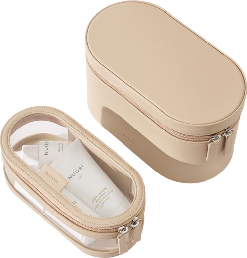 Beige Kosmetiktasche mit Reißverschluss, geöffnet, zeigt Hautpflegeprodukte. Glatt, oval geformt mit einfachem Design.