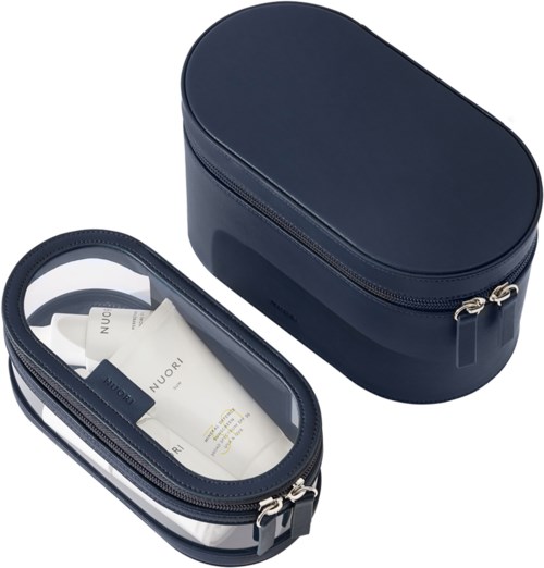 Ein dunkelblaue Make-up- oder Toiletttasche mit einem transparenten Reißverschlussfach, das kleine Gegenstände oder Hautpflegeprodukte enthält.