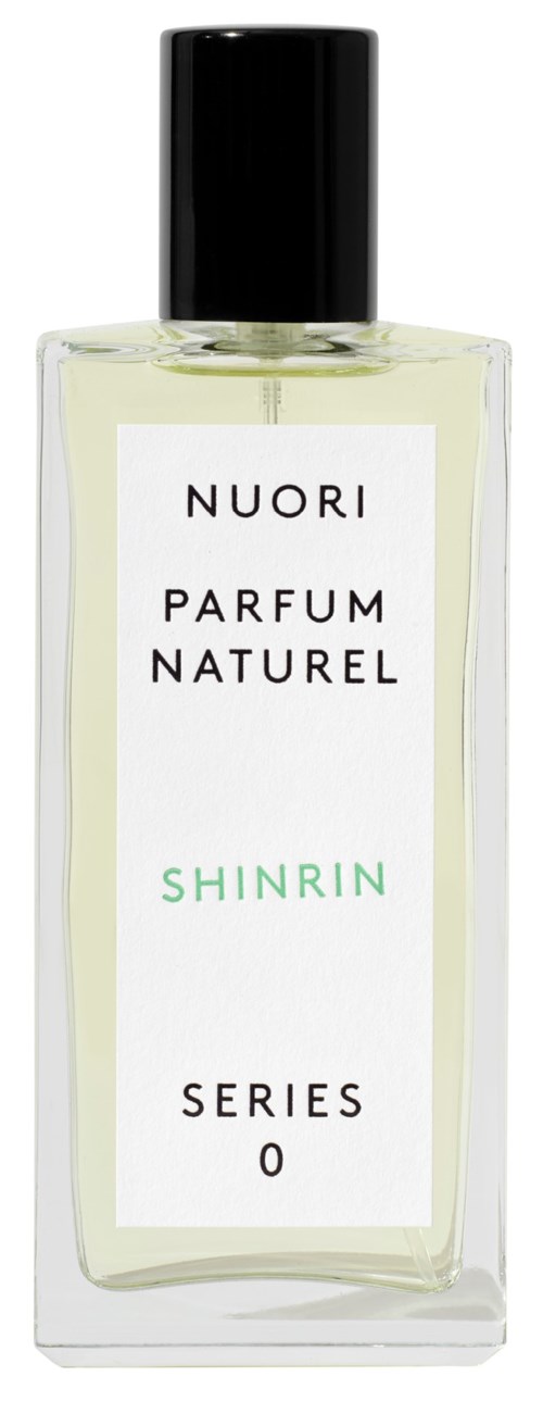Eine klare Flasche mit schwarzem Deckel, beschriftet 'Nuori Parfum Naturel Shinrin Series 0' mit heller Flüssigkeit.