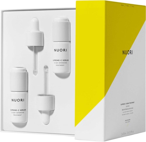 Ein Hautpflege-Set mit zwei Tropfflaschen, einem Roller und einer Box. Die Produkte sind mit "NUORI" und "Supreme C Serum" beschriftet.